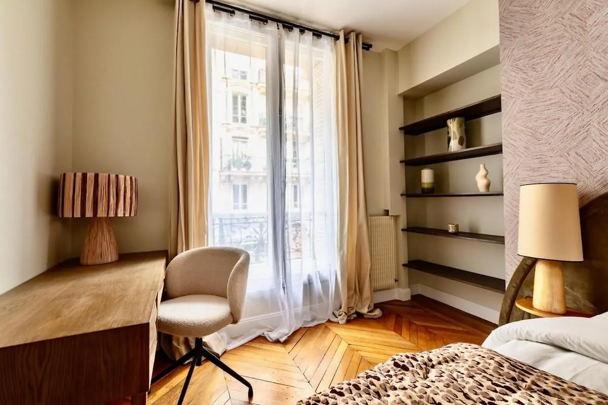 Paris 8 - Opera - Rue Constantinople - Duplex 8 Pieces Apartment